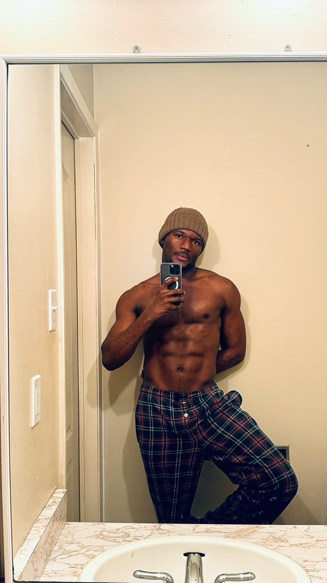 Evans20525530's tweet photo. Personal growth is a journey that transcends physical appearance; it's about becoming the best version of yourself mentally, emotionally, and physically. For individuals who dedicate themselves to building their bodies to look sexy and attractive, the transformation isn't easy. https://t.co/Uwm39b1rf3