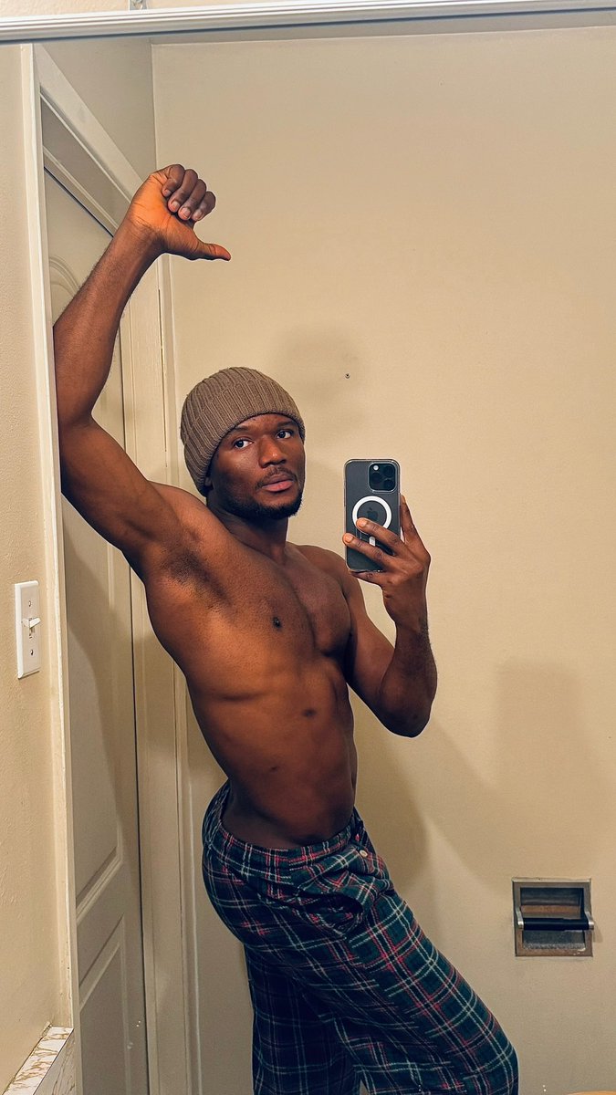 Evans20525530's tweet photo. Personal growth is a journey that transcends physical appearance; it's about becoming the best version of yourself mentally, emotionally, and physically. For individuals who dedicate themselves to building their bodies to look sexy and attractive, the transformation isn't easy. https://t.co/Uwm39b1rf3