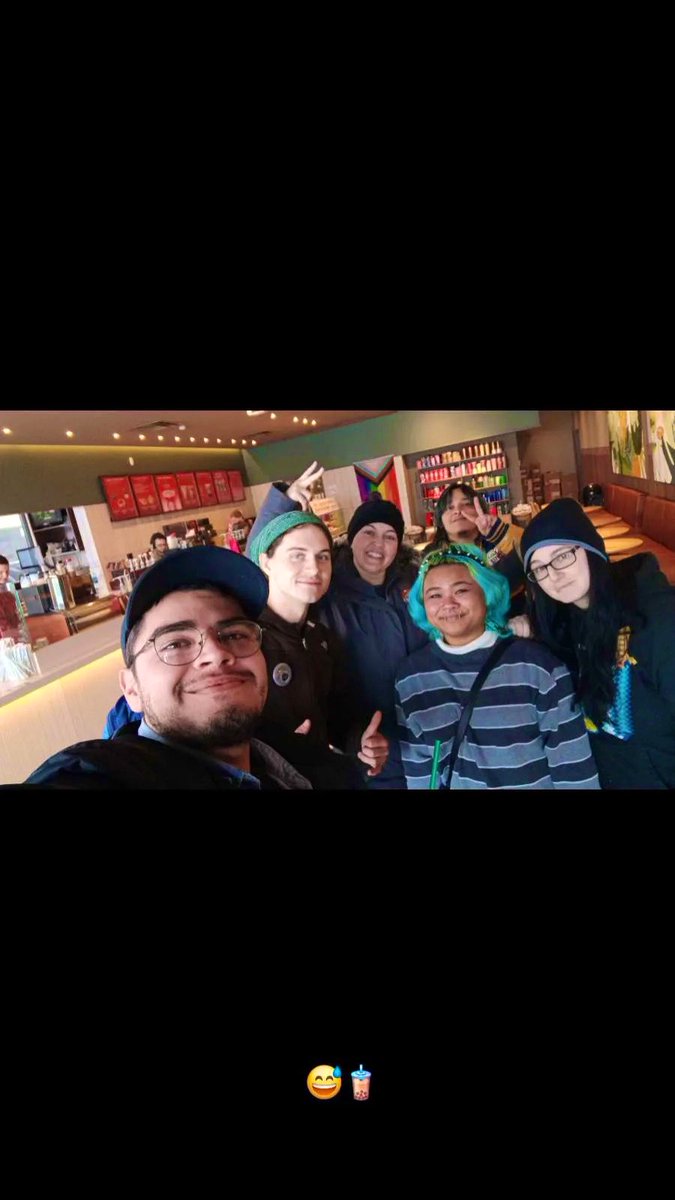 ChipotleUnionT's tweet photo. Nothing better than a citizens support a union with good advice and support! Thanks for letting us give buttons out at fretail in lansing mall at Lansing, MI #lansingmall #SpreadLove #unionlove ft. Jose, Harper, Nice lady, Angelina, Maui, Shelby (left to right) - Angelina https://t.co/jJcvUL3F1s