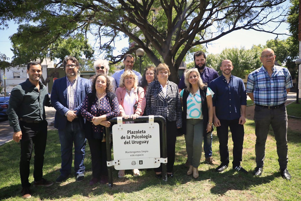 juntamvd's tweet photo. ⚜️En conmemoración del Día Nacional del Psicólogo y la Psicóloga, hoy la #JDM llevó a cabo un acto de homenaje a estos profesionales en la Plazoleta de Bella Vista que reconoce su labor.

👉🏽https://t.co/AarbRBfobj https://t.co/V7xOpIONLI