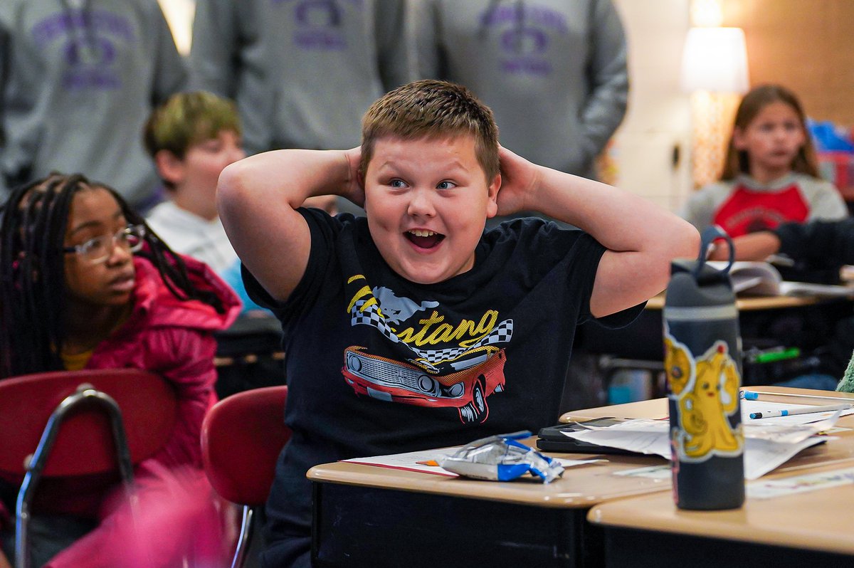 GLVCsports's tweet photo. 🏈 From the gridiron to the classroom 👏

@Truman_FB had a blast inspiring the next generation at a local Hobart elementary school today!

#GLVCfb | #AmericasCrossroadsBowl https://t.co/Med8AHcVcw