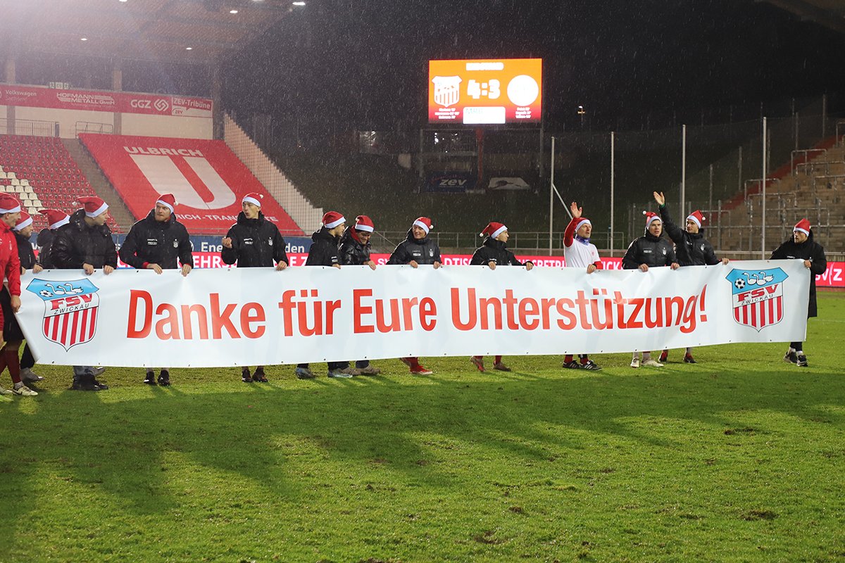 FSVZwickau's tweet photo. Der #FSVZwickau hat sein letztes Heimspiel im Jahr 2024 gewonnen. Der  F.C. Hertha #Zehlendorf wurde im strömenden Regen mit 4:3 (1:0) besiegt. In einem intensiven Duell ging der FSV verdient mit drei Punkten vom  Platz.
📄 Unser Spielbericht 👉 https://t.co/koL4G99JCO #FSVH03 https://t.co/bXEGHcnnq0
