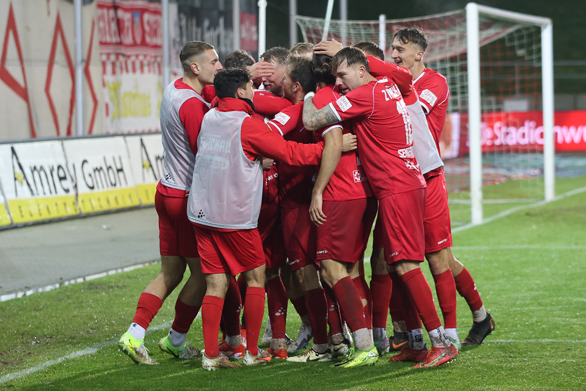 FSVZwickau's tweet photo. Der #FSVZwickau hat sein letztes Heimspiel im Jahr 2024 gewonnen. Der  F.C. Hertha #Zehlendorf wurde im strömenden Regen mit 4:3 (1:0) besiegt. In einem intensiven Duell ging der FSV verdient mit drei Punkten vom  Platz.
📄 Unser Spielbericht 👉 https://t.co/koL4G99JCO #FSVH03 https://t.co/bXEGHcnnq0