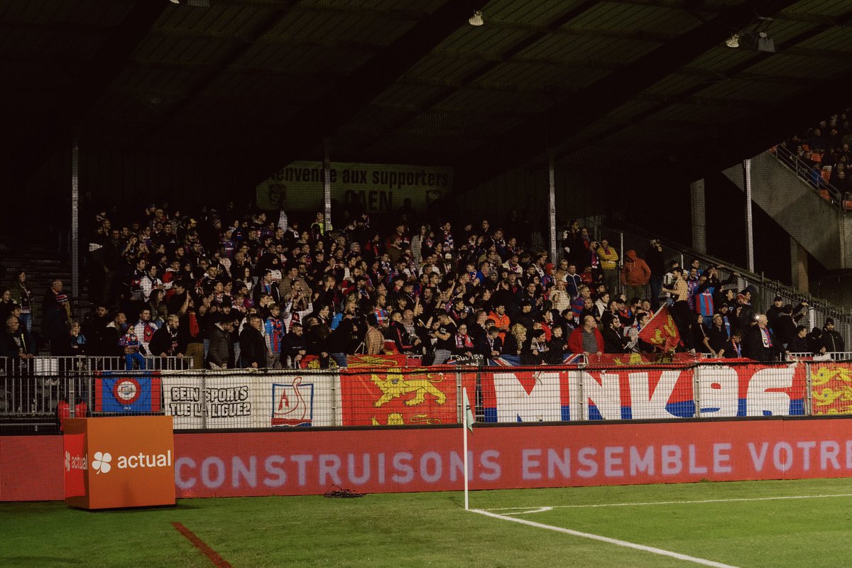 SMCaen's tweet photo. Pas le résultat espéré mais toujours un soutien sans faille ❤️💙
400 Caennais ce soir en parcage 🗣️
#SMCaen #TeamSMC #LAVALSMC https://t.co/9IXUqxpZWq