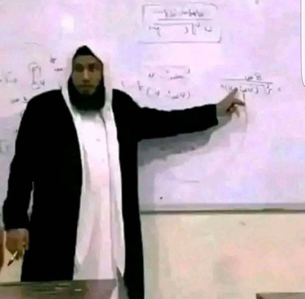 المنهاج العلمي في سوريا الجديدة:
"هذه زاوية منحرفة والعياذ بالله"