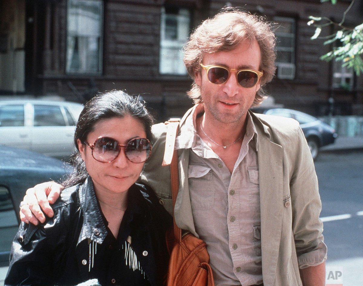 citizen62100's tweet image. #JohnLennon  et sa femme, #YokoOno , arrivent à #TheHitFactory, un studio d'enregistrement à #NewYork , le 22 août 1980. 

 Steve Sands / AP Photo