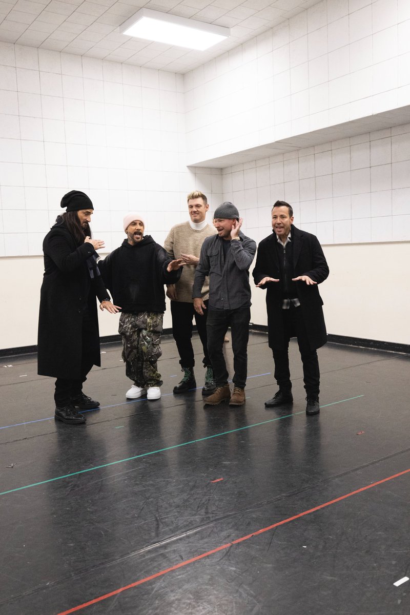 Rockettes's tweet photo. A photo moment of ✨EVERYBODY✨ Thanks for rockin’ with us @backstreetboys! https://t.co/3hpRakyc6K