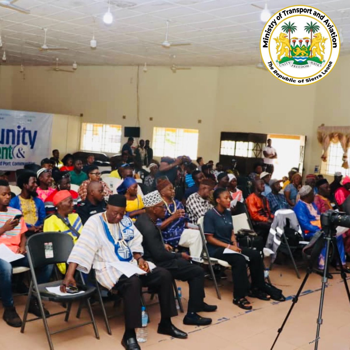 Motasl7's tweet photo. Earlier today, the Minister joined other GoSL Officials  &amp; Community Stakeholders @Portloko Dist. Council Hall to witness the symbolic payment of Surface Rent  by  Kingho Railway  &amp; Port Co. Ltd. of nearly NLe 6 million to Communities along the railway corridor and Pepel Port. https://t.co/5rGCDiRWLP