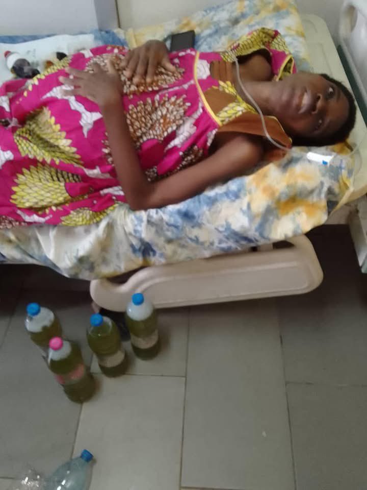 PatrickOvono's tweet photo. ON LUI A RETIRÉ 6 LITRES DE CE LIQUIDE DU VENTRE 
SVP LA FAMILLE IL LUI FAUT ENCORE de l’argent. Pour poursuivre ses soins.
Ça ne peut pas nous dépasser, svp partagez,elle a pu acheter!!

+237 6 55 70 59 22 Bidza Brigitte sylvana
Svp partagez, elle a vraiment besoin de nous, https://t.co/u5h6VTszjN
