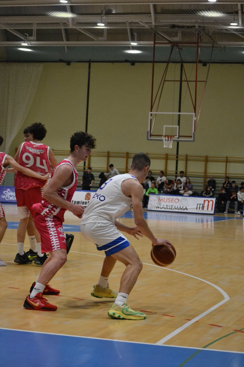 FBCyL's tweet photo. 🏆 XXVII Torneo Internacional @villadeiscar 🏀

La selección de Castilla y León cadete masculina compite frente a la selección griega 🇬🇷 en el segundo partido del torneo ⛹️‍♂️

97 @HellenicBF
79 Castilla y León https://t.co/c6VYsf6BBJ