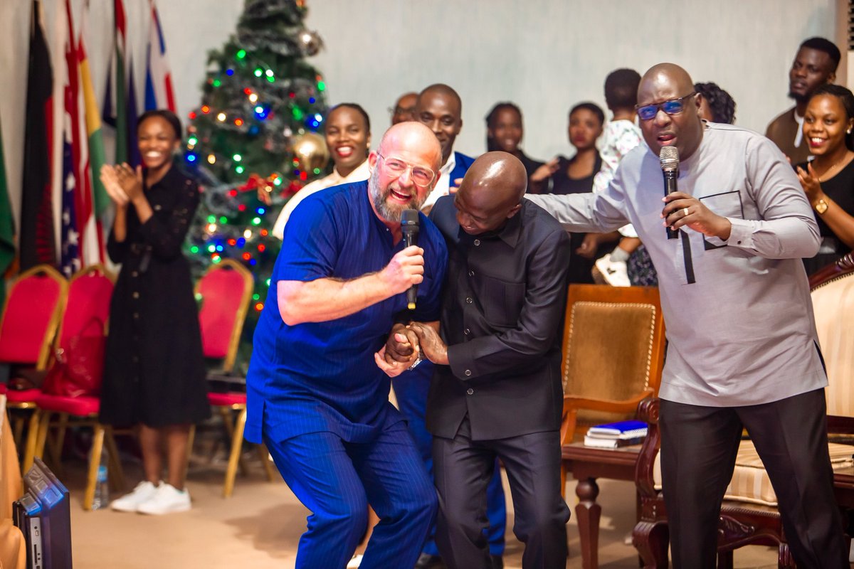 Mchungaji Kiongozi Rev.Dr Huruma Nkonkwa ajili ya Siku 3 Za Matuamaini, Leo Siku Yetu ya Kwanza Mwinjilisti wa Kiamtaifa @johannesamritzer ametuhudumia kwa kutukumbisha Kuwa " Usiudharau Tumaini" Mungu wetu ni Mungu wa Tumaini.

#VcctMbeziBeach #3DaysofHope