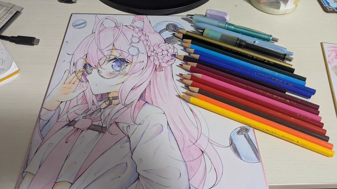 制作途中の机の散乱具合と、完成したのでそれっぽい写真を撮ったとき今回は16色で描きました 