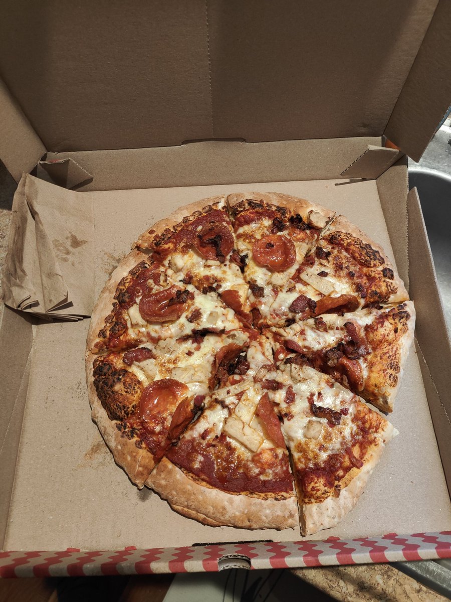 PRarevir's tweet photo. @QuikTrip I love the pizza but it seems that inflation is going the opposite way on your xl pizzas. https://t.co/18mhFzIPiQ