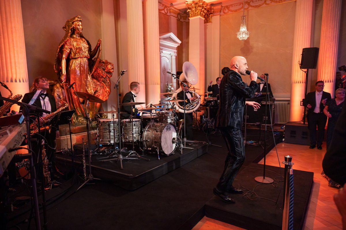 Meillä suomalaisilla on ollut aina kyky toimia yhdessä. Oli hienoa saada itsenäisyyspäivän vastaanotolle ihmisiä, jotka ovat edistäneet yhteisöllisyyttä maassamme.

Rakennetaan Suomea yhdessä.
-
Vi finländare har alltid varit bra på att arbeta tillsammans. På