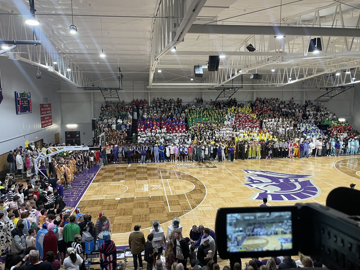 Organized chaos! 🏀🤫
<a href="/tayloru/">Taylor University</a> <a href="/taylor_hoops/">Taylor Men’s Basketball</a> 
#TUSilentNight