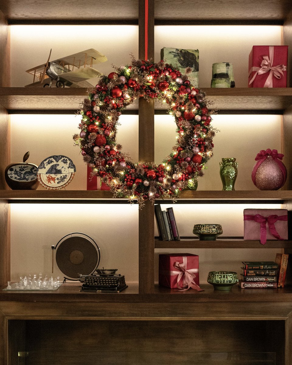 Dive into the holiday spirit in Budapest, where the aroma of chimney cakes and mulled wine fill the air, and the Danube twinkles under festive lights. Relax in the thermal baths and let the city's charm warm your heart. What makes Budapest special for you this time of year? ⛸️