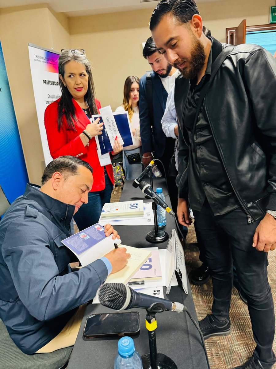 📖 Esta obra destaca 50 casos que no solo representan decisiones fundamentales, sino que también ofrecen lecciones para fortalecer los derechos y la democracia. ¡Gracias a todos los asistentes que llenaron el salón y participaron activamente en el diálogo! 🌟