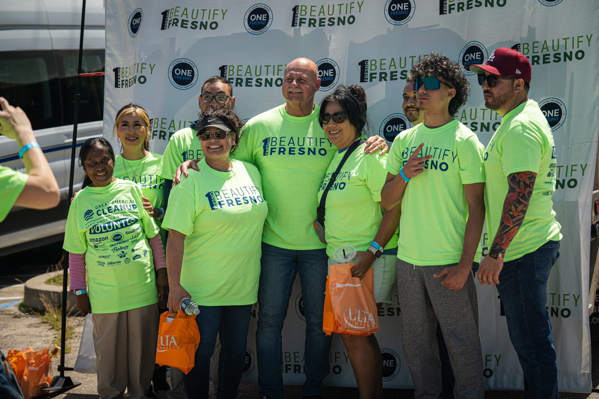 MayorJerryDyer's tweet photo. To our volunteers: THANK YOU for sacrificing your time to make Fresno a cleaner and more beautiful place for us all to live. I can't thank you enough, and I'm inspired by your dedication to our great city. I can't wait to see what we can accomplish together in 2025! https://t.co/gN3W1mKIHR