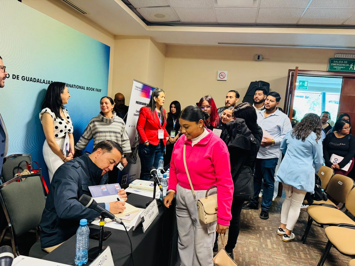 El autor Clicerio Coello compartió anécdotas y firmó ejemplares para el público entusiasta. Su compromiso con la divulgación del derecho electoral quedó claro en cada firma. 👏 ¡Gracias por acompañarnos en este espacio de aprendizaje y reflexión!