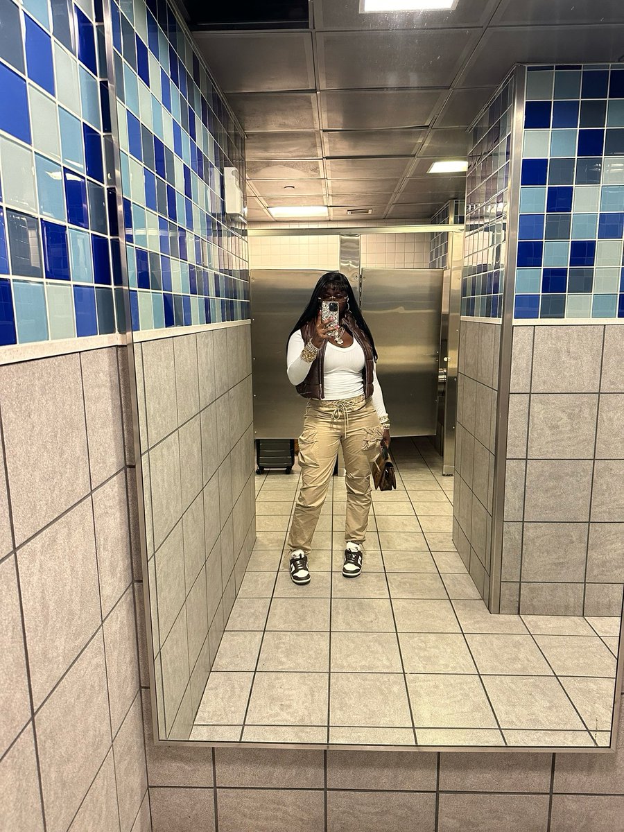 funnyassjenise's tweet photo. Boston Massachusetts 🤎👑 https://t.co/FwLAaTacFh