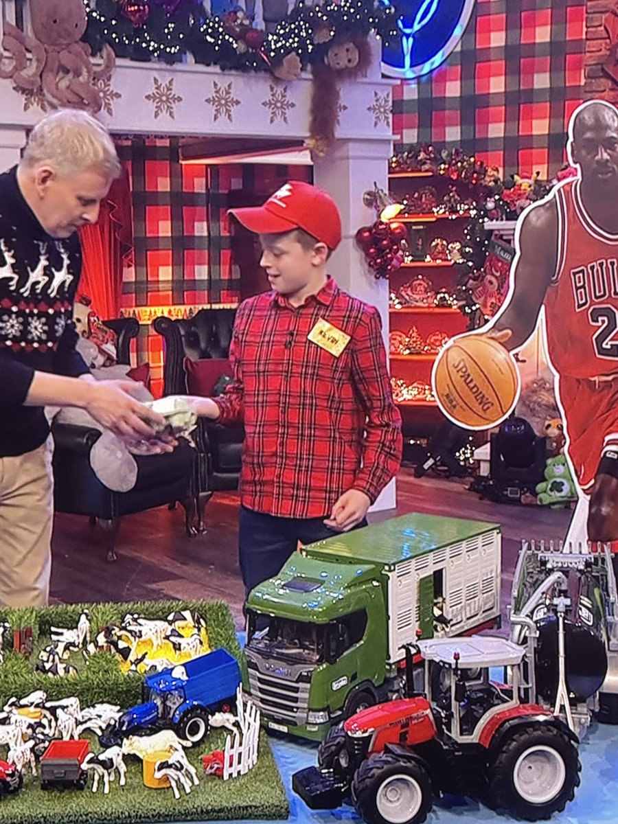 ayedeeen's tweet photo. there must be a person specification for toy show farming section each year #latelatetoyshow https://t.co/aVX4I9kGyI