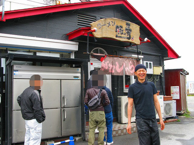 butanohoshi's tweet photo. 修業時代、奈良県の「無鉄砲がむしゃら」で店長をさせていただいてた当時の思い出話です。

暑い夏の日、昼営業の閉店間際にご夫婦でお越しになられたお客様が、ラーメンを召し上がられている最中にこういうことをおっしゃいました。

「持ってきたこの袋にスープと麺を少しだけ入れて持ち帰りたいのですが大丈夫ですか？」と小さなジップ式の袋をお出しになりました。

暑い夏の時期ということもあり、残った食事の持ち帰りはお断りしている旨をお伝えし、何か事情がおありですかとお声がけをしました。

すると「実は、父がずっと病気で闘病生活をしているのです。意識はもう無く、食事をすることもできないのですが、以前から病床でこちらのラーメンをもう一度食べたい、食べたいと言っていたので、最後に少しだけでも口に入れてあげて、そしておくりたいと思いまして。」

それを聞いたボクは一瞬言葉に詰まり、そして、少しお待ちくださいとだけお伝えし、事情を説明するために赤迫大将に電話をかけました。

赤迫大将からの返事はこうでした。「わかった。その残ったラーメンを持って帰ってもらうんじゃない。もう一杯、あきちゃんが心を込めて、そのお客様の最後のラーメンを作ってくれ。そしてそこから少し持って帰ってもらったらいい。代金はもらったらあかんで。」

そして最後のラーメンをお出ししました。
「今までありがとうごさまいました。無鉄砲からです。」

病床のお客様のこと、そのご家族の想い、赤迫大将からの言葉、いろんな気持ちが全身を駆け巡り、体が震えるほどの感動の中、泣きながら一杯のラーメンをつくった経験は一生忘れることはありません。

ご家族の意思でボクのラーメンを最後の食事に選んでいただけたこと、一杯のラーメンを通してその方と人生のある瞬間だけでも共有できたこと、これほどラーメン屋冥利に尽きることは無いのではと思います。

同じ価値観のなかで、同じ感動を共有することができるラーメン屋という職業。本当に素晴らしい仕事だと思っています。

ラーメン屋になってよかったと思う毎日です。

感謝

※「X」長文可のための再投稿です。