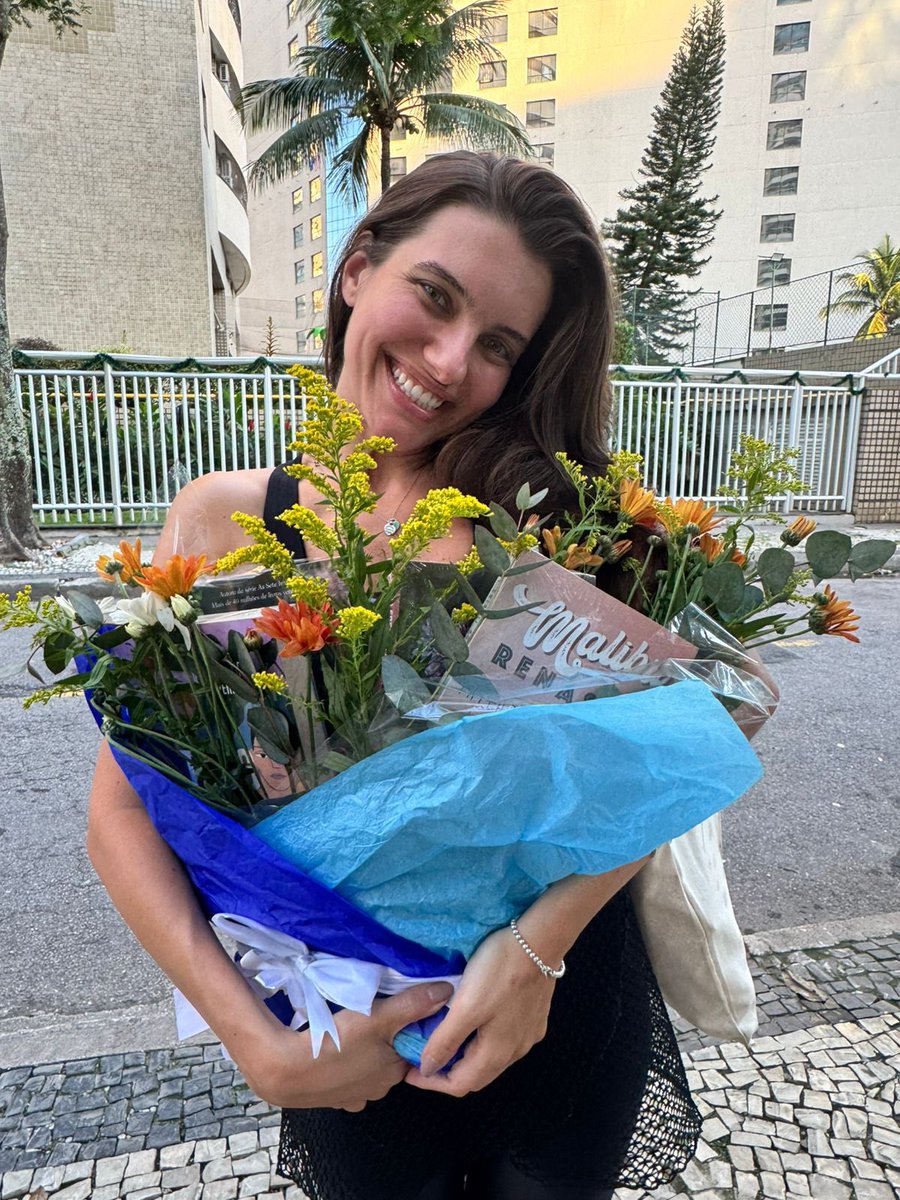 buiarprir's tweet photo. Ela recebendo os presentes que mandamos!!! Mto lindaaaa!!! Tomara que leia minha carta ♥️ @pribuiar https://t.co/vxGtqNXlWX