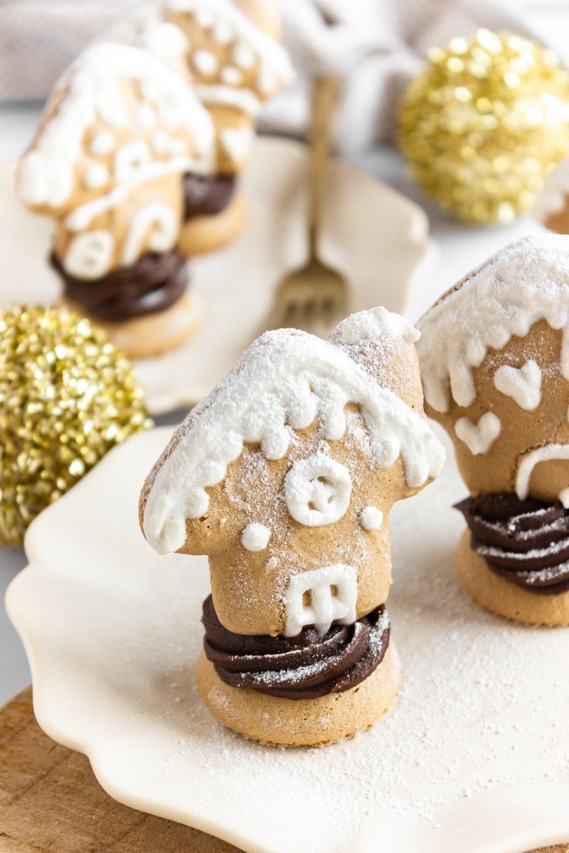 CamilleWalkerCo's tweet photo. Elevate your holiday baking with these adorable Gingerbread House Macarons! 🎄✨ A chic twist on the classic gingerbread house, these macarons are as beautiful as they are delicious! #HolidayBaking #Macarons #Gingerbread #ChristmasTreats https://t.co/BdzJiHtgWO via @mymommystyle https://t.co/cJdKl1cloW