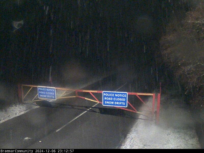 WeatherFrog_'s tweet photo. Snow gate closures
Braemar
Spittal of glenshee
Cock bridge
This also will be bad on higher parts of the #a9
#uksnow #scotland #ukweather #snow #StormDarragh #scotlandsnow #Highlands
#cairngorms https://t.co/QbCnQQ9ckr