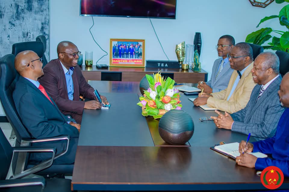 IlokiParfait's tweet photo. L'AMITIÉ  PCT-ANC SE RENFORCE

Le Secrétaire Général du PCT, le camarade Pierre MOUSSA a reçu en audience, ce vendredi 06 décembre 2024, SEM Mziwamadoda Uppington KALAKO, le nouvel ambassadeur d'Afrique du Sud au Congo.

#PRI https://t.co/fIxVKzZmbq