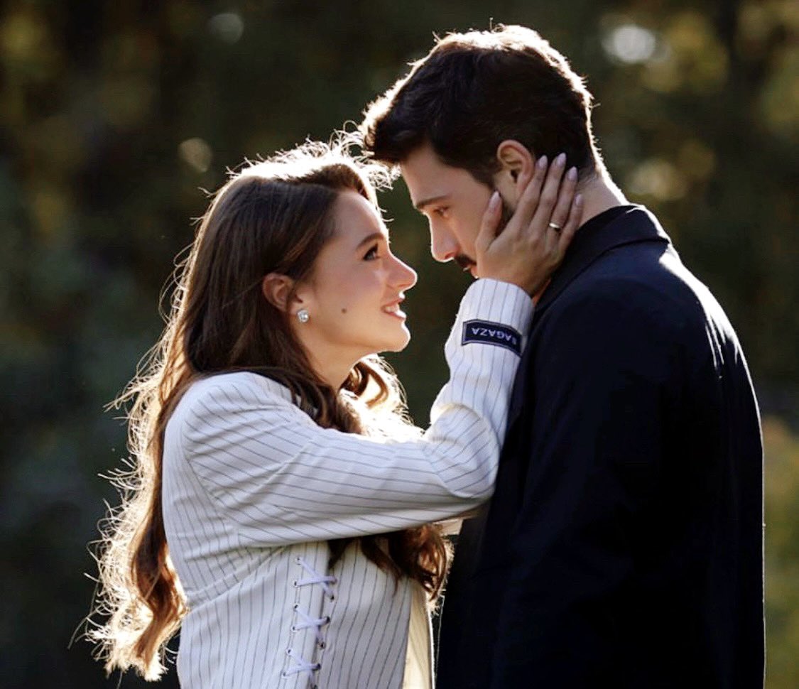 itstataca's tweet image. Pergunte ao teu coração o que te faz chorar e não aos teus olhos que choram.
Pergunte ao amor que te embriaga e não ao copo vazio.
#HudutsuzSevda #HalZey