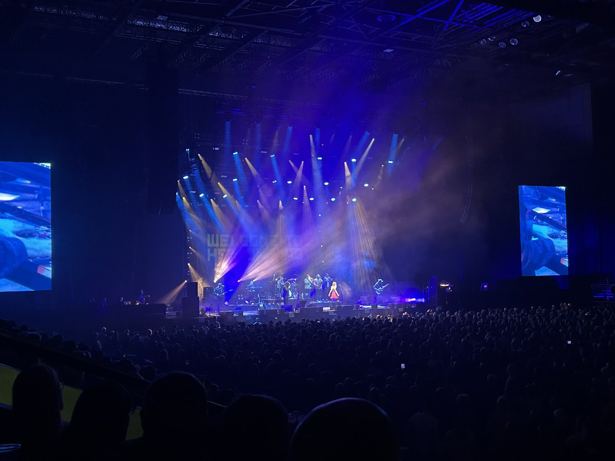 AndrewGMilburn's tweet photo. @PaulHeatonSolo and Missy D
Bloody brilliant as ever β€οΈπ₯
@MandSBankArena #bosstha https://t.co/bqxnKG4Hoj