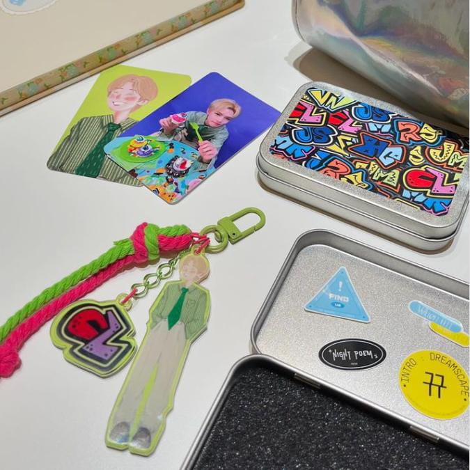 [PO] Fanmade KEYCHAIN/BAG CHARM DREAMSCAPE PİNS!

📆 15 Desember 2024 

Details:
> Charm acrylic two side
> Ukuran 8x3cm &amp; 3x3cm
> Tali macrame
> Pick member
> Tin case packaging
> Sticker &amp; Photocard

List di GO kita ya:
chat.whatsapp.com/G6e6ATla68gC2c…