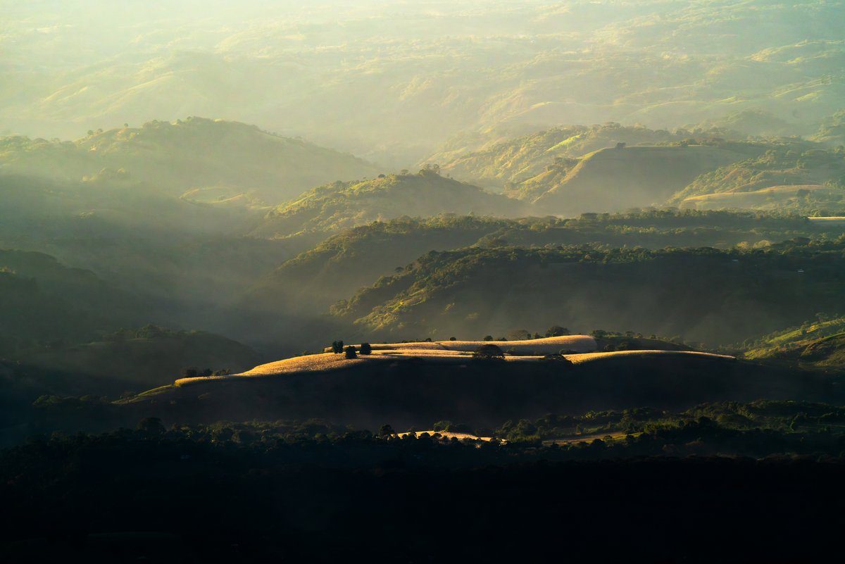 MURPHSLIFE's tweet photo. The mystical mountains of El Salvador🏔️🇸🇻
Just 30mins from Juayua! 

Can you guess where we shot this from?
Hint: It is a view from a restaurant

📷@kuenok https://t.co/MC5RUBjvr7