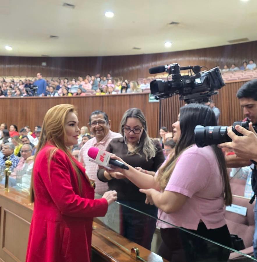 ComunicacinPRI2's tweet photo. #Comunicado: La mejor forma de festejar a los policías es garantizarles la vida: Paola Gárate. https://t.co/aw2CUN6F4t https://t.co/7WdqQlH0GA