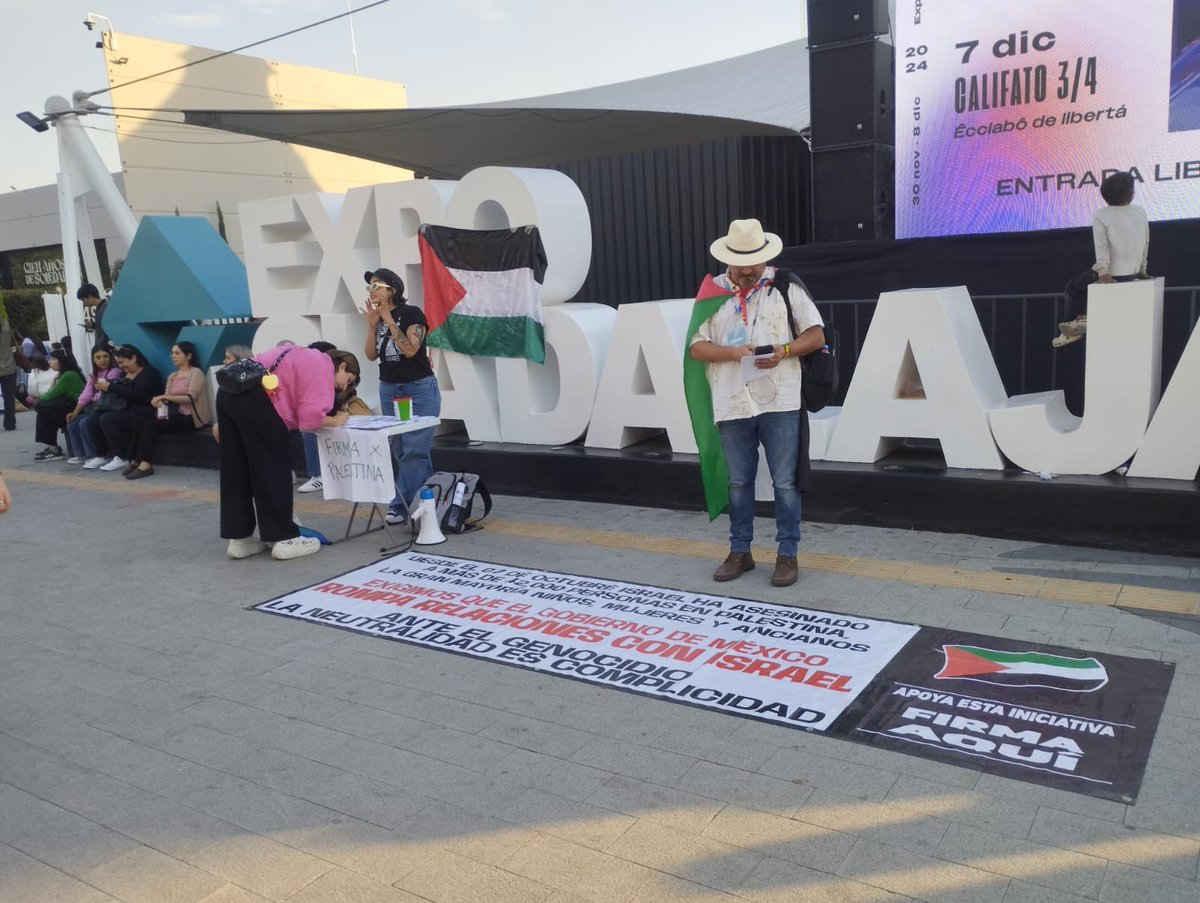 redxpalesgdl's tweet photo. Seguimos recibiendo firmas en la entrada de la FIL Guadalajara para que México rompa relaciones con Israhell,

México está con Palestina 🇵🇸❤️‍🔥 https://t.co/XLHlqSHXyc
