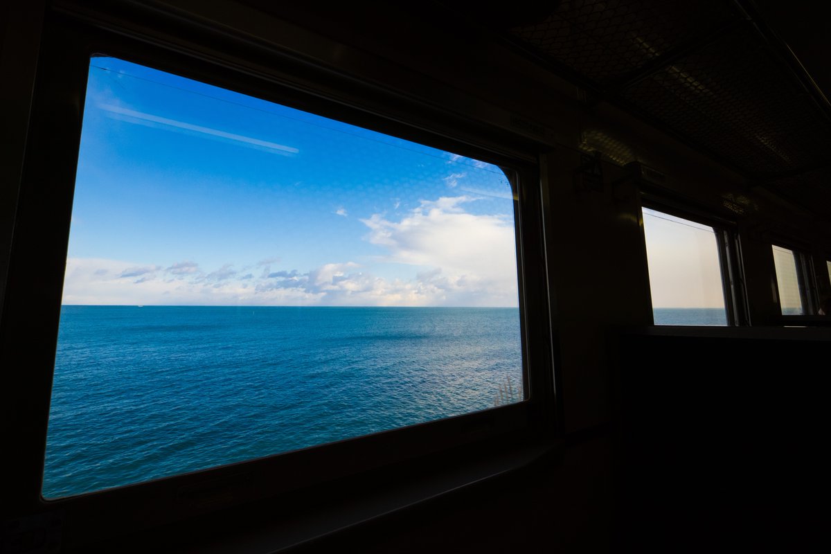 chappy_post's tweet photo. ディーゼルカーの
窓から眺める
噴火湾が好きだ

北海道八雲町
2024年11月

#ゆる鉄 #鉄道のある風景 #鉄道風景写真
#om写真投稿 #om風景写真 #om鉄道写真 #om1
#冬 #空 #青空 #雲 #車窓 #旅情 #単行列車 #ヨンマル #キハ40 #820D 
#北海道 #八雲町 #JR北海道 #函館本線 #噴火湾 https://t.co/3f2CC58ocK