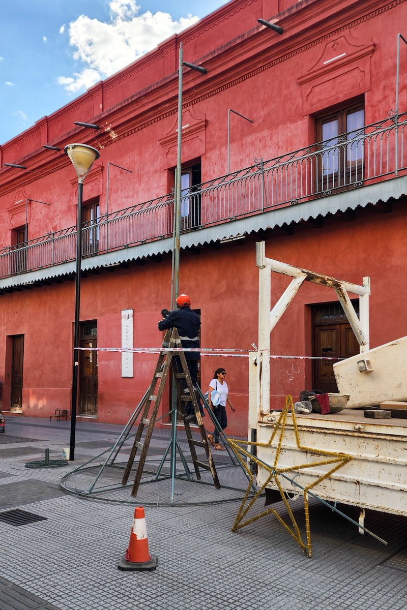 ¿Acaso no existe una <a href="/CoPAUPSok/">la CoPAUPS</a> que regule la instalación de estas atrocidades urbanas? Tanta inversión en recuperar una casa histórica para meterle ese espanto navideño al lado. Un verdadero despropósito.