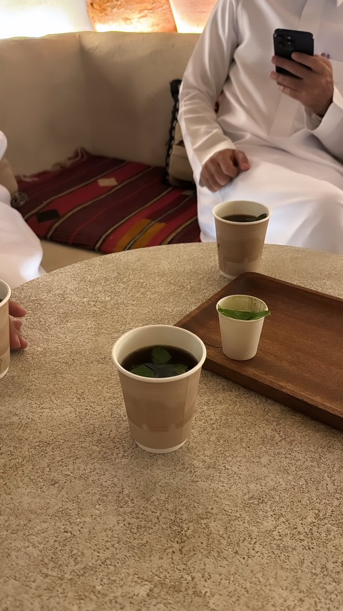 - أحد أبسط المسرات هدوء اللّيل و شاهي .