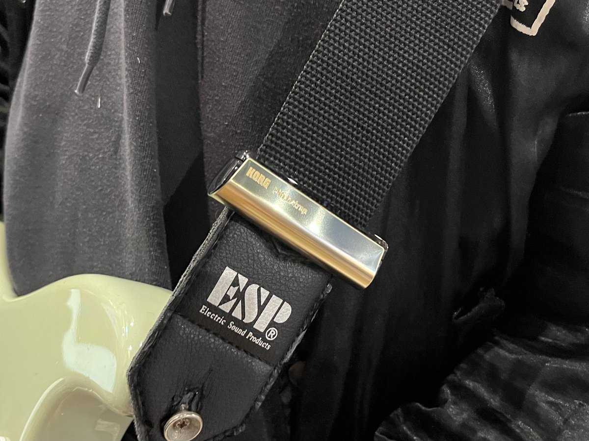 espcustomshop's tweet photo. 【商品情報！】KORG Pitchstrap

世界初のストラップ装着チューナー！

スタイリッシュでカッコいい😎
精度もバッチリ👍

ゴールド、ブラック、シルバー の3色からお選びいただけます！
(※ゴールドはお取り寄せとなります。)

#KORG #Pitchstrap #チューナー #エレキギター #ベース #楽器 #梅田 https://t.co/TQ7hCZEBMz