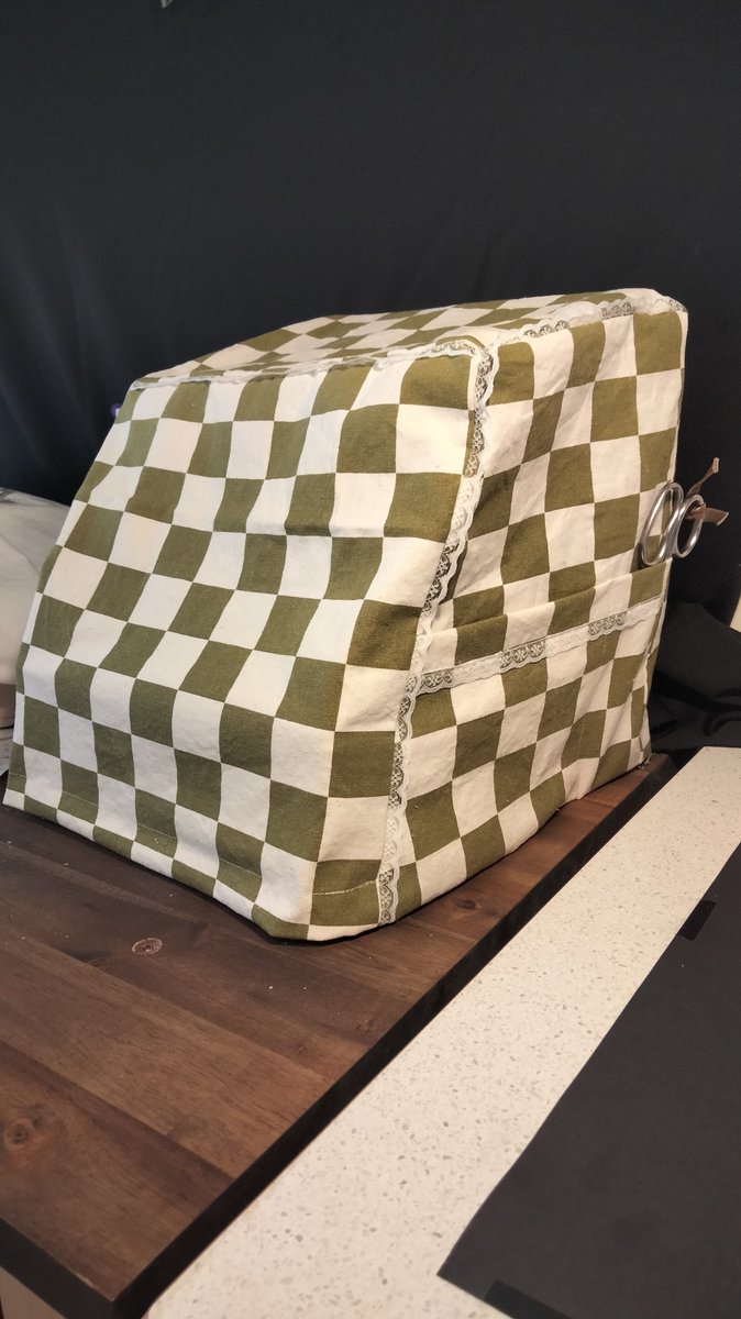 Scarlette_118's tweet photo. Made a cover for my overlocker (serger) https://t.co/ue6ahJF8TU
