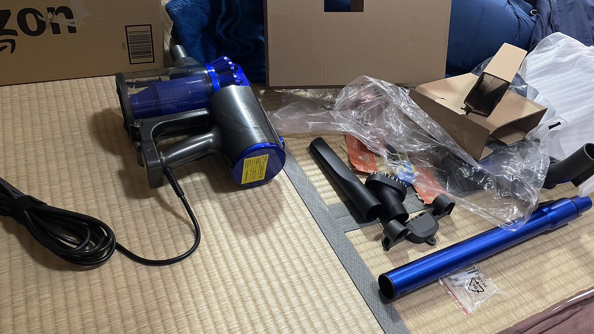 tomokwn's tweet photo. やったー!😁 今日からウチの新たな仲間のナウい掃除機じゃ!(^O^)
「elezon コード式サイクロン掃除機E600」と言う名前らしい。
今日からよろしくナ!😁
#elezon
#コード式サイクロン掃除機E600
#E600 https://t.co/aH4ecCIaWs