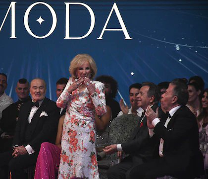 tmasnews's tweet image. Mirtha Legrand siempre vigente

Mirtha Legrand, ícono indiscutido de la televisión, volvió a demostrar su inquebrantable sentido de la sofisticación. Subió al escenario, de los Martín Fierro de la Moda, acompañada de su nieta Juana, para recibir un reconocimiento.

#look #MFModa