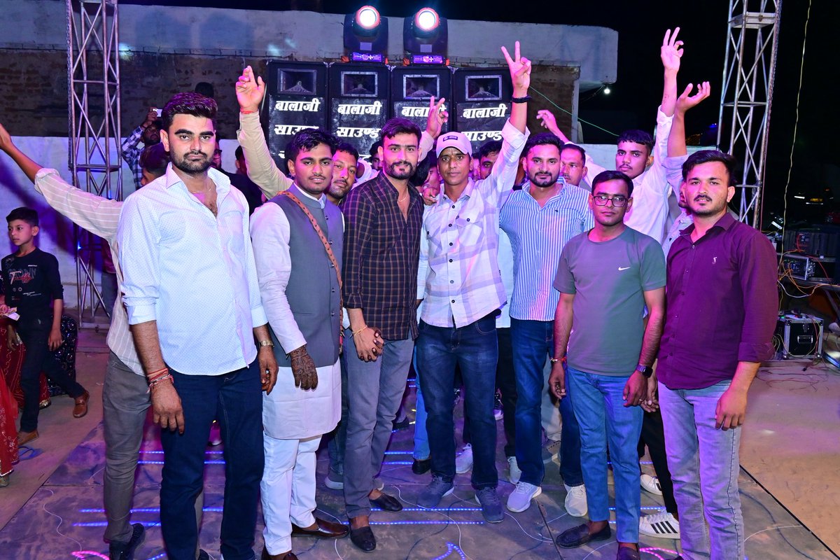 Jagdishbidiyas1's tweet photo. यादगार पल 🥰
जब आप सभी बङे भाई बहन अपना आशिर्वाद देने पधारे 🥰🥰
आप सब हमेशा मेरे लिए दोस्त से बढ़कर मेरा परिवार हो 🥰🥰
@JATbera1 @ShaileshHudda @rb_jaat @Mukeshbaitu @monika_burdak @dr_sanju__ @JAT_PREMJI @Kushalburdak @mukeshkarwa97 @JATraku1 @GawadiyaRamdev @seemabadiyasar https://t.co/hntjyCQvfj