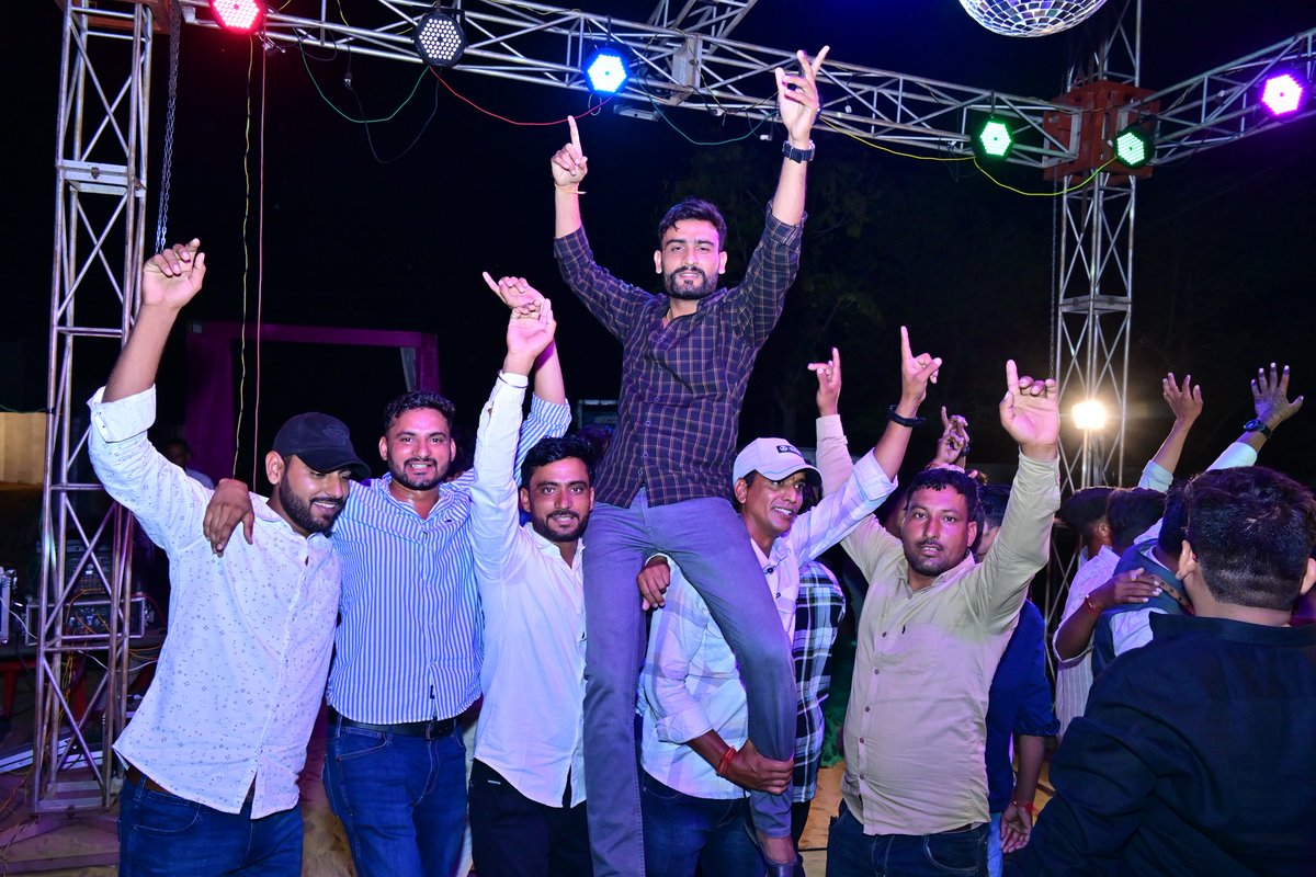 Jagdishbidiyas1's tweet photo. यादगार पल 🥰
जब आप सभी बङे भाई बहन अपना आशिर्वाद देने पधारे 🥰🥰
आप सब हमेशा मेरे लिए दोस्त से बढ़कर मेरा परिवार हो 🥰🥰
@JATbera1 @ShaileshHudda @rb_jaat @Mukeshbaitu @monika_burdak @dr_sanju__ @JAT_PREMJI @Kushalburdak @mukeshkarwa97 @JATraku1 @GawadiyaRamdev @seemabadiyasar https://t.co/hntjyCQvfj