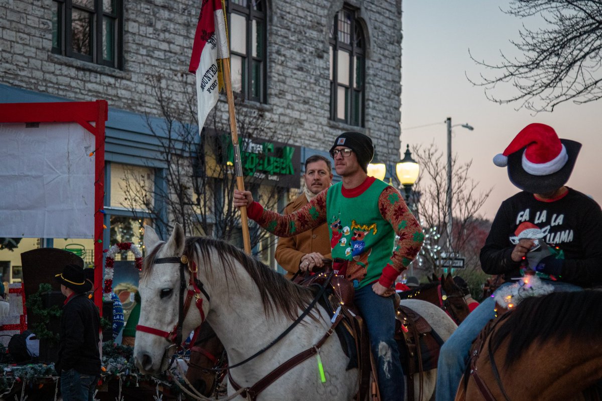 FightingFirst's tweet photo. The Commanding General’s Mounted Color Guard joined the Spirit of the Holidays Lighted Parade in Manhattan, KS. We’re grateful for the incredible support from our surrounding community and appreciate opportunities to connect. #CenterOfEverything
📸 Pfc. Malik Waddy-Fiffee https://t.co/N9h5BDnnmo