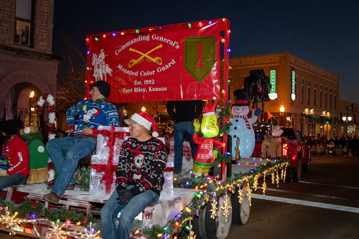 FightingFirst's tweet photo. The Commanding General’s Mounted Color Guard joined the Spirit of the Holidays Lighted Parade in Manhattan, KS. We’re grateful for the incredible support from our surrounding community and appreciate opportunities to connect. #CenterOfEverything
📸 Pfc. Malik Waddy-Fiffee https://t.co/N9h5BDnnmo