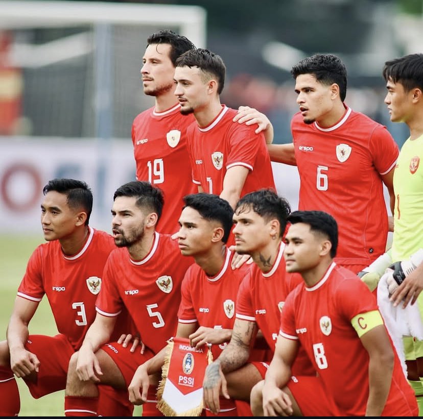 FandomID_'s tweet photo. Timnas Indonesia resmi mengumumkan skuad Garuda yang akan berlaga di AFF 2024. Terdapat 3 kiper, 9 Pemain Bertahan, 6 Gelandang, dan 6 Penyerang. Mari kita bahas komposisinya secara lebih rinci!🔥🇮🇩

Sebuah utas~ https://t.co/4vEQTGKGBK
