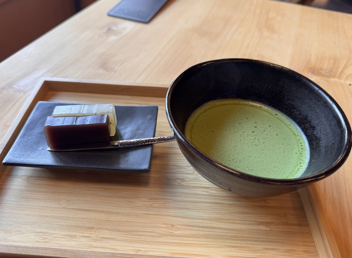 島内混んでくる前に撤退で、江ノ電方面に歩いて玉屋さんへ☺️
抹茶と羊羹セットで食後のいっぷく。
久々に来たけど、やっぱこの建物すき✨
内装も素敵なのでぜひ立ち寄ってほしーい。
お土産に羊羹も買ったし地元に帰りまーす。