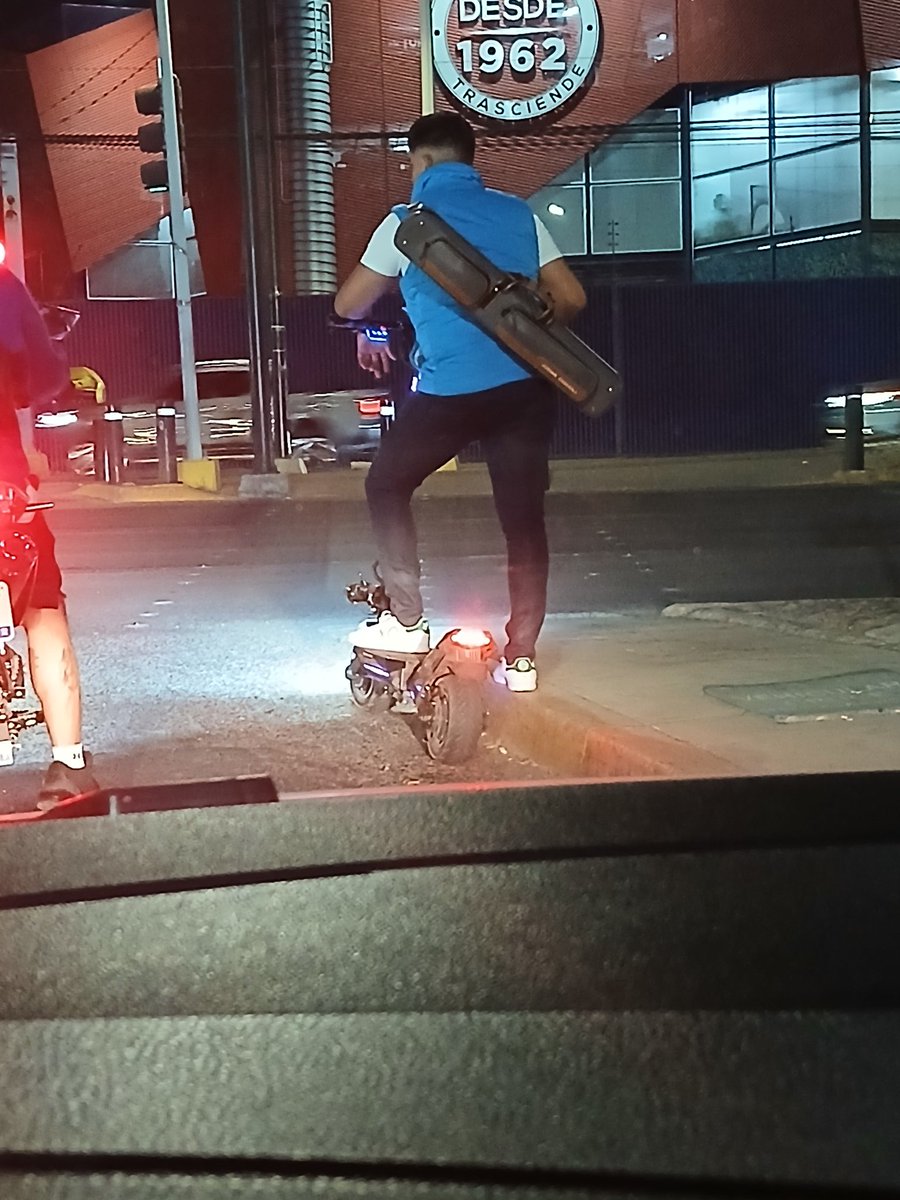 gansito12's tweet photo. Desde el centro por malecón y por el centro del carril. 
Qué pinche necesidad de arriesgar el pellejo así? 🤔 https://t.co/OZiVGt0l2c